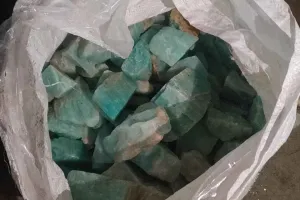 बेशकीमती पत्थरों के अवैध भंडारण पर कोडरमा पुलिस की बड़ी कार्रवाई