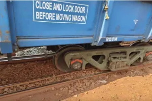 गुवा सेल साइडिंग में मालगाड़ी बेपटरी, घंटों ठप रहा रेल परिचालन