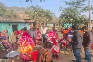 चियांकी पहाड़ मुसहर टोला में बीडीओ ने किया कंबल वितरण, ठंड से मिली राहत