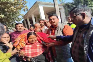 कड़ाके की ठंड में जरूरतमंदों का सहारा बने जन-प्रतिनिधि, वार्ड-33 में कंबल वितरण