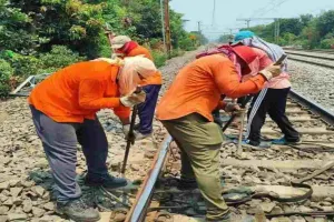 Chaibasa News: दो ट्रैकमैनों की सतर्कता से बड़ी रेल दुर्घटना टली