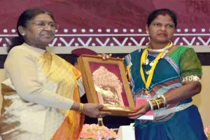शिल्पकार हीराबाई झरेका बघेल को राष्ट्रीय हस्तशिल्प पुरस्कार, राष्ट्रपति मुर्मु ने किया सम्मानित