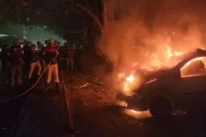 Chaibasa News: एग्रिको सिग्नल के पास गैरेज में लगी आग, दो वाहन पूरी तरह खाक