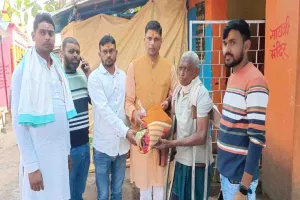 समाजसेवी प्रदीप यादव ने बाबा मंदिर में गरीबों को बांटे कंबल