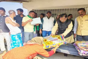 झामुमो कार्यालय में कंबल वितरण, गरीबों को मिली ठंड से राहत
