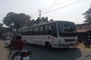 Dumka News : भेड़-बकरी की तरह बसों में भरकर ढोए जा रहे मजदूर, प्रशासन मौन