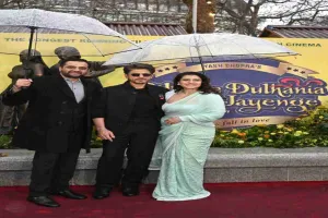 डीडीएलजे के 30 साल: लंदन में शाहरुख-काजोल ने किया राज–सिमरन की ब्रोंज स्टैच्यू का अनावरण