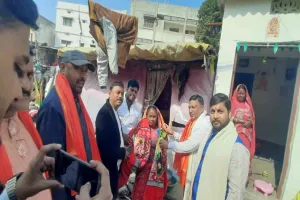 अटल जयंती पर सेवा का संकल्प: डाल्टनगंज में आलोक चौरसिया ने सैकड़ों गरीबों को बांटे कंबल