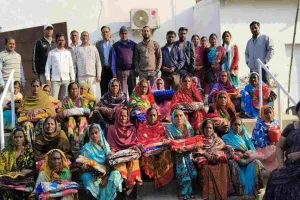 Giridih News: मानवाधिकार दिवस पर अंतर्राष्ट्रीय संगठन द्वारा गरीबों को मिले गर्म कपड़े और कंबल