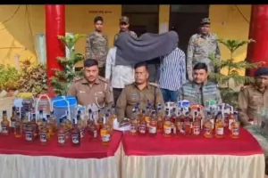 Giridih News : नकली विदेशी शराब तैयार करने की फैक्ट्री का उद्भेदन, भारी मात्रा में नकली शराब जब्त, तीन गिरफ्तार