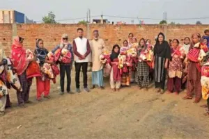 गिरिडीह में कड़ाके की ठंड के बीच राजद जिला अध्यक्ष इरफान आलम ने गरीब बुजुर्गों को बांटे कंबल व गरम पोशाक