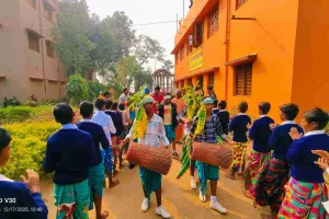 नेपाल से आए संताल आदिवासी प्रतिनिधिमंडल का पाथरा आश्रम में पारंपरिक स्वागत, सांस्कृतिक एकता का संदेश