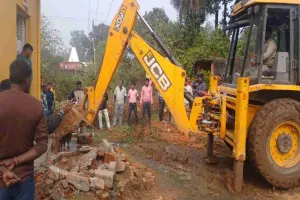 Dhanbad News : टुंडी में प्रशासन की सख्ती, बजरंगबली मंदिर–ब्लॉक रोड से अवैध अतिक्रमण हटाया गया