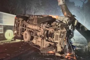 Koderma News : ट्रक और कार की आमने-सामने टक्कर, कार चालक की मौके पर दर्दनाक मौत