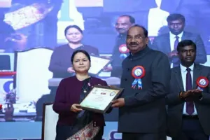 Giridih News : निर्वाचन कार्यों में उत्कृष्ट प्रदर्शन के लिए गिरिडीह जिला राज्य निर्वाचन आयुक्त द्वारा सम्मानित