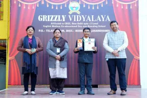 Koderma News : ग्रिज़ली विद्यालय के आयुष सिन्हा ने विद्यार्थी विज्ञान मंथन में राज्य स्तर पर द्वितीय स्थान प्राप्त किया