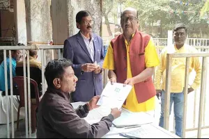 चाईबासा में चुनावी माहौल गर्म, अध्यक्ष पद के लिए उम्मीदवारों ने लिए प्रपत्र