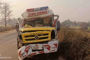 Koderma News : हाईवा की टक्कर से एंबुलेंस क्षतिग्रस्त, प्रसव महिला समेत कई घायल
