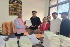 परीक्षा केंद्रों में बदलाव के खिलाफ ABVP का हल्लाबोल, विश्वविद्यालय प्रशासन को सौंपा ज्ञापन