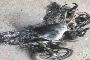 Koderma News : सतगावां में सड़क किनारे मोटरसाइकिल में लगी आग, जलकर राख