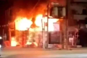 आदित्यपुर में देर रात भीषण आग लगी, दो दुकानें जलकर राख और इलाके में मची अफरा-तफरी