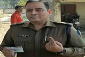 आरक्षी अधीक्षक ने भी लोकतंत्र के महापर्व में निभाई भागीदारी, किया वोट