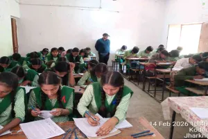 Koderma News : जिला शिक्षा अधीक्षक अजय कुमार के निर्देश पर आयोजित हुई प्री बोर्ड परीक्षा