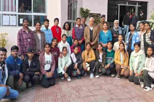 कुलपति की पहल पर विभावि के 22 विद्यार्थी 10 दिवसीय शैक्षणिक परिभ्रमण के लिए गुजरात रवाना