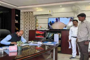 Koderma News : जनता दरबार में उपायुक्त ऋतुराज ने सुनी आमजन की समस्याएं, त्वरित कार्रवाई के निर्देश