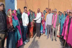 झामुमो नेता संजीव बेदिया ने जरूरतमंदों के बीच किया कंबल वितरण