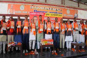 विधायक ने महापौर चुनाव में समर्थन जुटाने को किया डोर-टू-डोर संपर्क