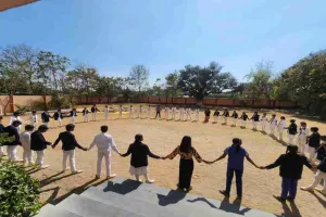 Koderma News : पुलवामा शहीदों को श्रद्धांजलि, विद्यार्थियों ने दिखाई राष्ट्रप्रेम की मिसाल