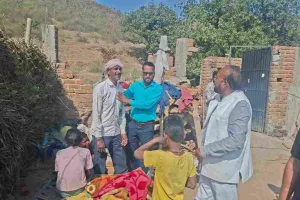 राजकुमार यादव ने जमीनदोज हुए मकानों के पीड़ित परिवारों से मिलकर बंधाया ढांढस