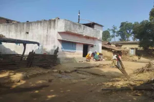 गोमिया में जर्जर भवन में नव प्राथमिक विद्यालय, बच्चों की सुरक्षा पर खतरा