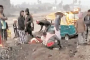 Sahebganj News : उधवा-केलाबाड़ी राष्ट्रीय राजमार्ग पर बड़ा हादसा, टेंपो गड्ढे में गिरा