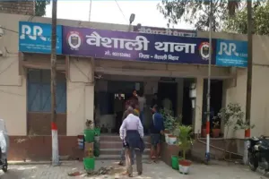 वैशाली थाने में दो बहनों का बवाल: पुलिसकर्मी को पटका, वर्दी फाड़ी