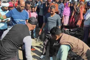 Hazaribagh News : बरही में स्कूल वैन पलटी, बाइक सवार की मौत, पांच छात्र घायल