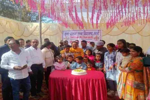 30 वर्षों बाद मिले कृष्ण बल्लभ उच्च विद्यालय के छात्र, मिलन समारोह में जमकर हुई मस्ती