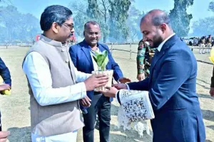 उपायुक्त ऋतुराज ने मुख्यमंत्री हेमंत सोरेन को पौधा देकर किया अभिनंदन