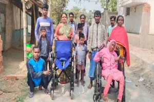 Pakur News : जिप अध्यक्ष जुली हेंब्रम ने दिव्यांगों को बांटी ट्राई-साइकिल