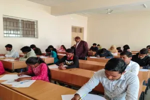 यूजी द्वितीय सेमेस्टर परीक्षा शुरू, मॉडल कॉलेज में शांतिपूर्ण आयोजन