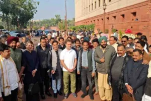 Opinion : संसद के मकर द्वार पर गुस्से का विस्फोट और राजनीति की मर्यादा पर उठते सवाल