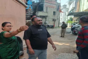 Chaibasa News : साकची में पूजा के लिए जा रही महिला से चेन स्नैचिंग, बाइक सवार फरार