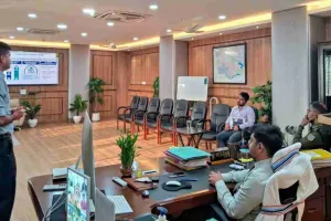 Dhanbad News: शहरी विकास योजनाओं की समीक्षा, कचरा प्रबंधन व जल संरक्षण पर जोर