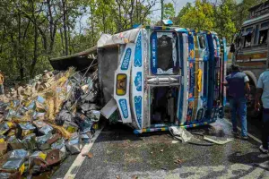 Koderma News: जमसोती नाला के पास रिफाइंड तेल लदा ट्रक पलटा, सड़क पर बिखरे डिब्बे