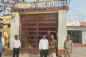 Koderma News: विधिक सेवा प्राधिकार सचिव एवं सिविल सर्जन ने मंडल कारा का किया निरीक्षण