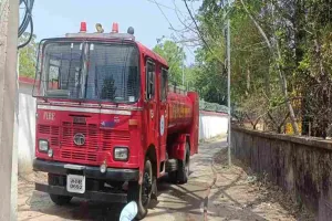 Koderma News: थाना परिसर में बांस के झुंड के लगी आग, दमकल ने बुझाई आग