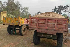 Dumka News: जिला खनन टास्क फोर्स की टीम ने बालू लोड कर ढूलाई कर रहे दो ट्रेक्टर को किया जब्त