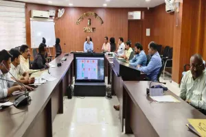 Koderma News: राजस्व संग्रहण एवं आपदा प्रबंधन कार्यों की उपायुक्त ने की समीक्षा बैठक