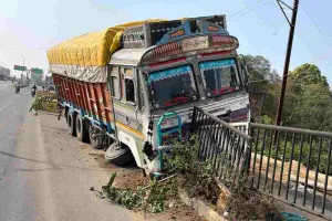 Dumka News: गिट्टी लदा अनियंत्रित ट्रक डिवाइडर से टकराया, बाल-बाल बचे लोग